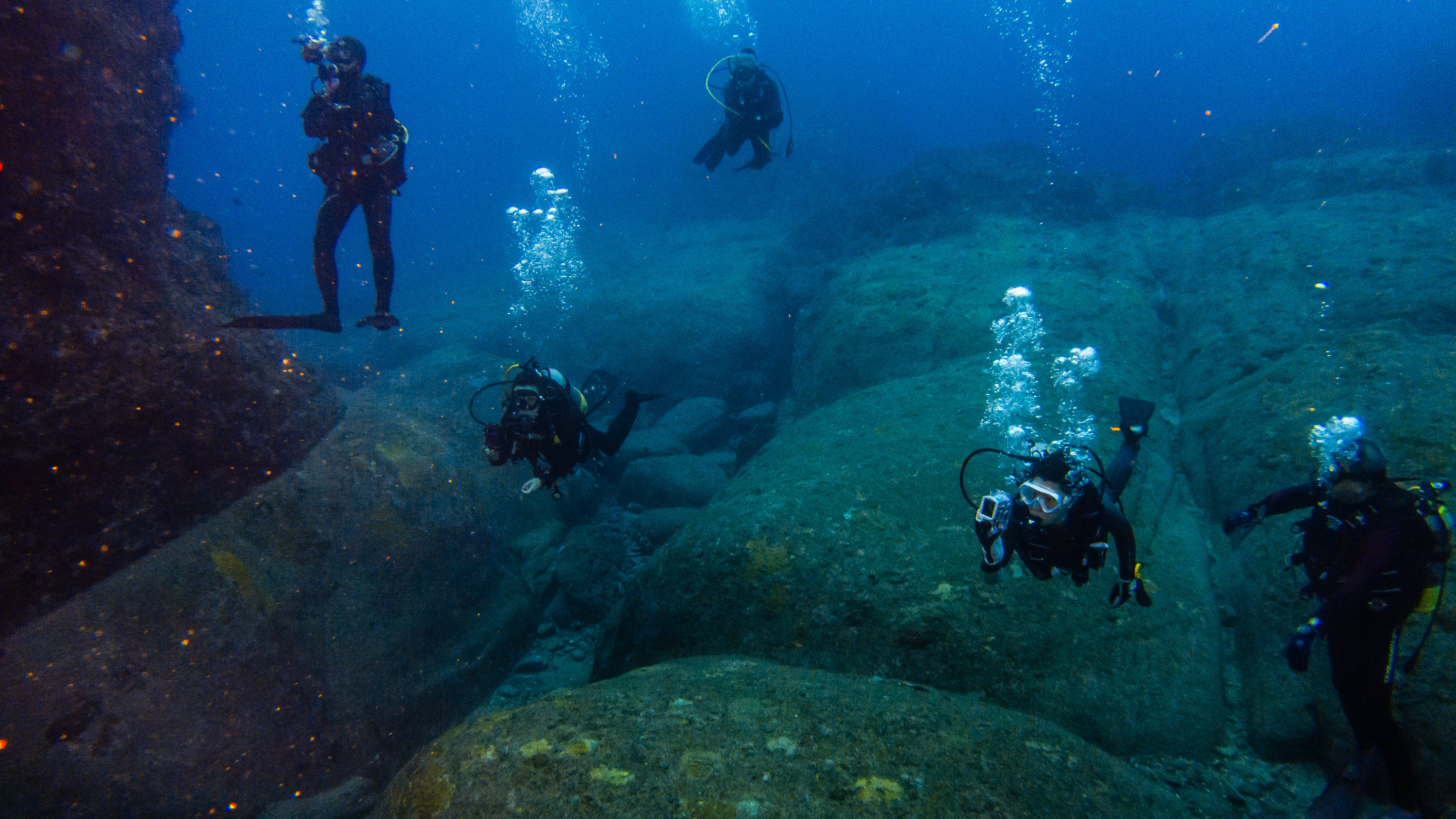 Divers explore the supposed manmade pyramid of Yonaguni © Wikimedia Commons 