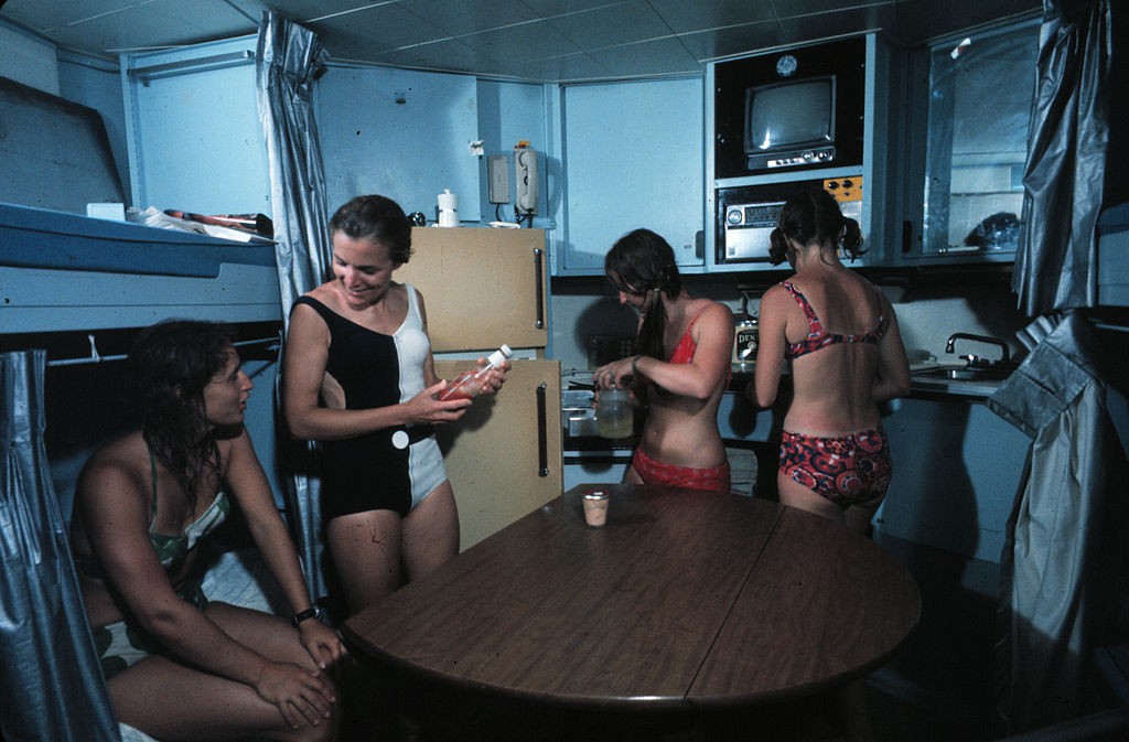The "Mission 6" aquanauts in the bedroom-cum-kitchen-cum-dining room of the Habitat. © Wikimedia Commons, From NOAA Photo Library