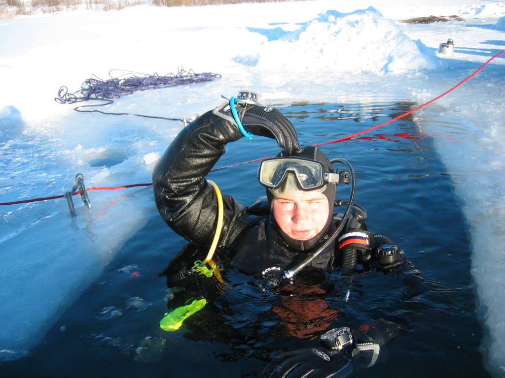 A diver signalling "Okay" during an ice dive © Wikimedia Commons